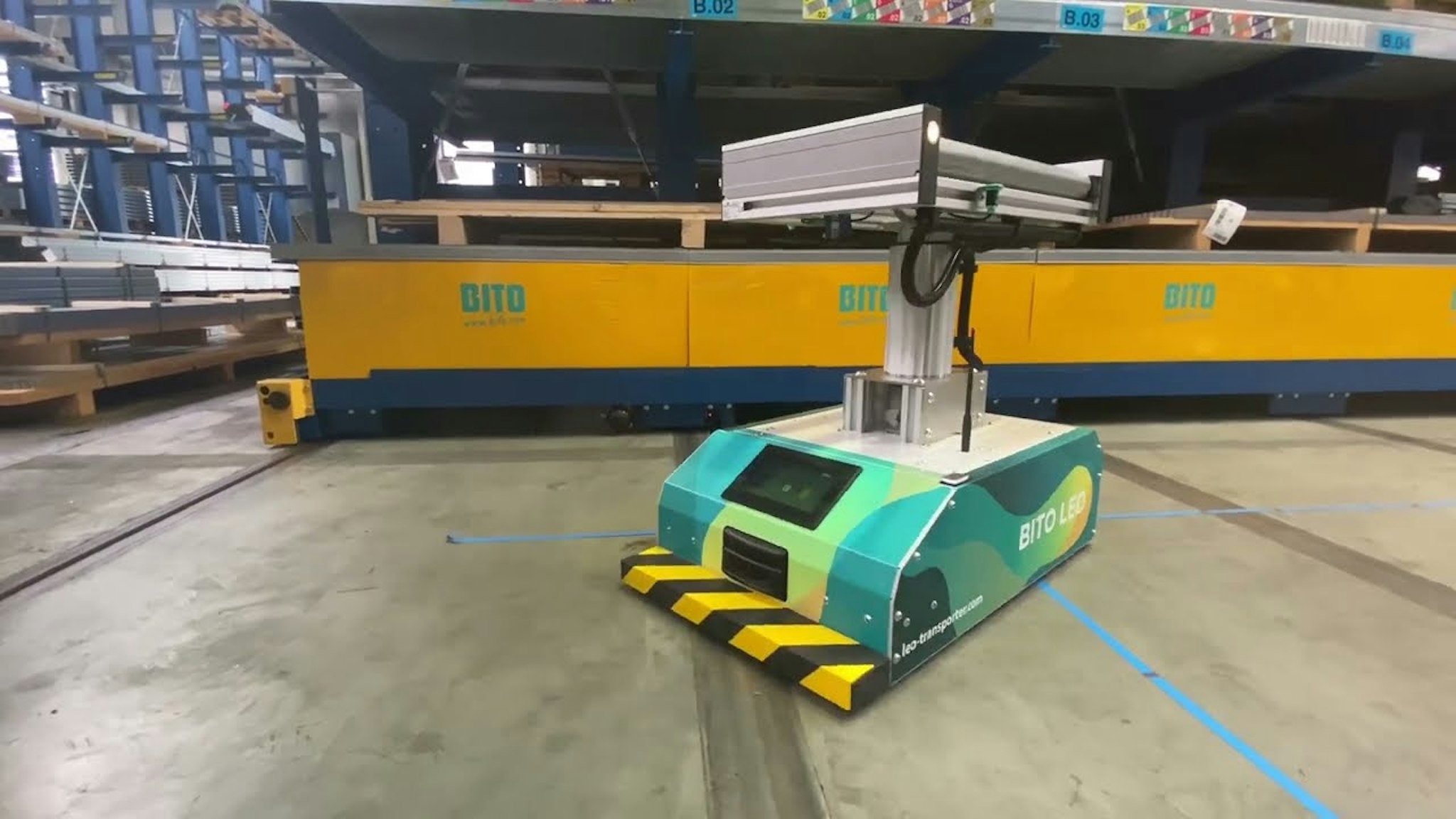 LEO dreht sich auf der Stelle | BITO Lagertechnik LEO dreht sich auf der Stelle | BITO Lagertechnik